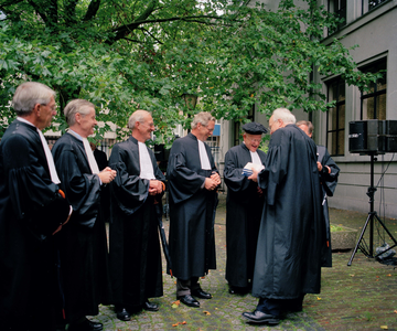 19949 Afbeelding van de bijeenkomst voorafgaand aan de cortège van rechters, officieren van justitie, advocaten en ...